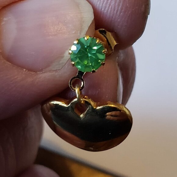 Vintage Gold Green Stone With Heart Charm Dangle Drop Earrings - Picture 5 of 6